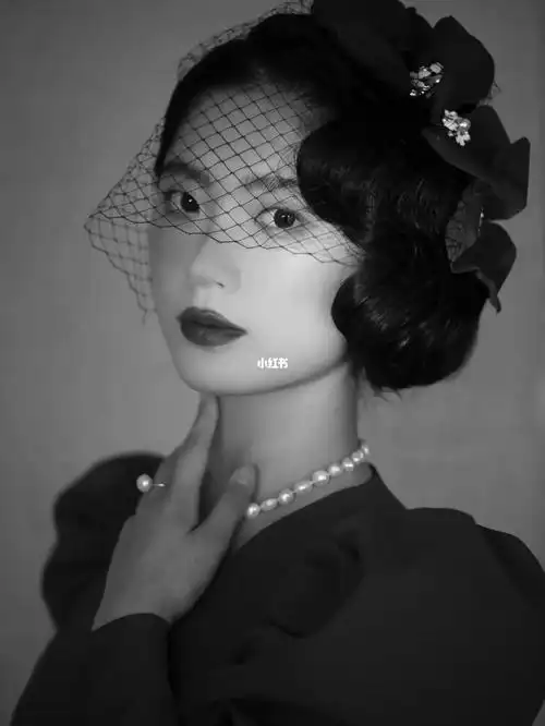 有点复古有点民国大小姐的风格?还有一组红黄的.