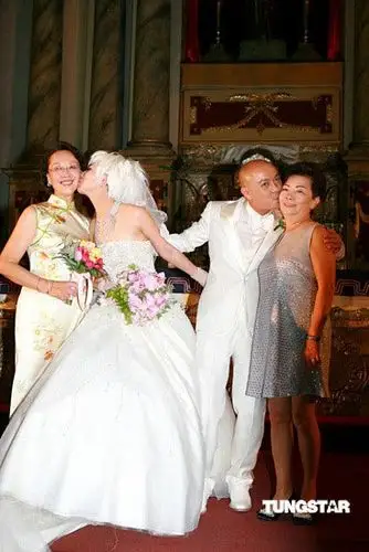 图文张卫健张茜大婚各吻各的娘