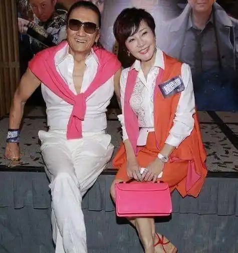 当时,狄波拉28岁,谢贤43岁,狄波拉的朋友怕她感情上受到伤害,告诉她