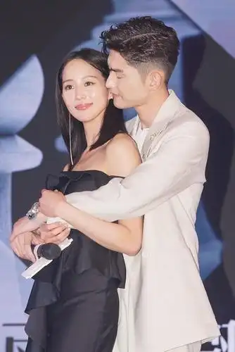 张翰携新女友张钧甯捞金,台上暧昧甜蜜给古力娜扎看