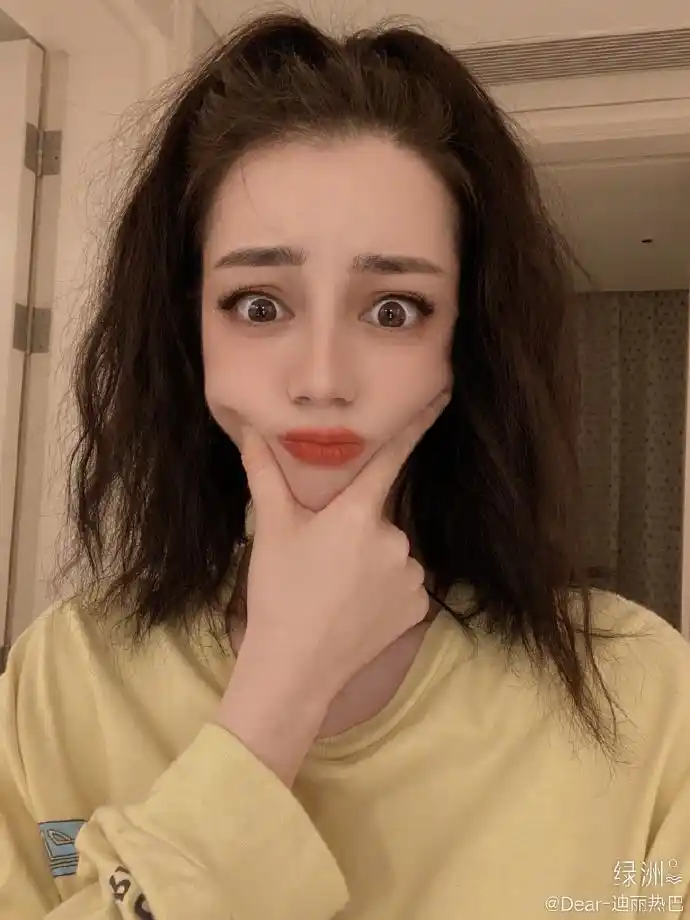 迪丽热巴晒可爱自拍大眼wink卖萌电力十足