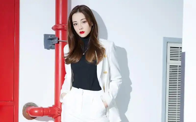 迪丽热巴酷美写真桌面壁纸