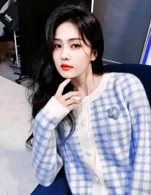 白鹿原名白梦妍,她的艺名白鹿则是由大家所熟知的鹿晗改成的.