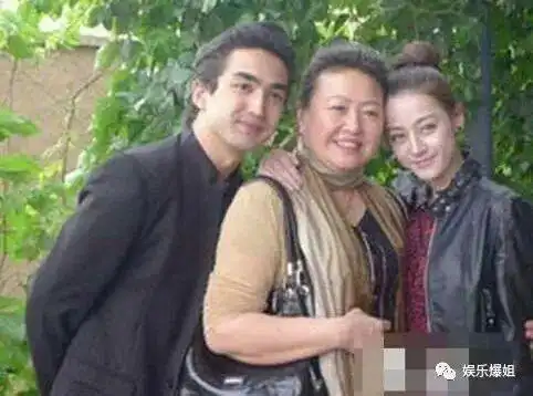 热巴没出名的时候,她爸爸就是那种在各大晚会上唱歌的独唱演员,她妈妈