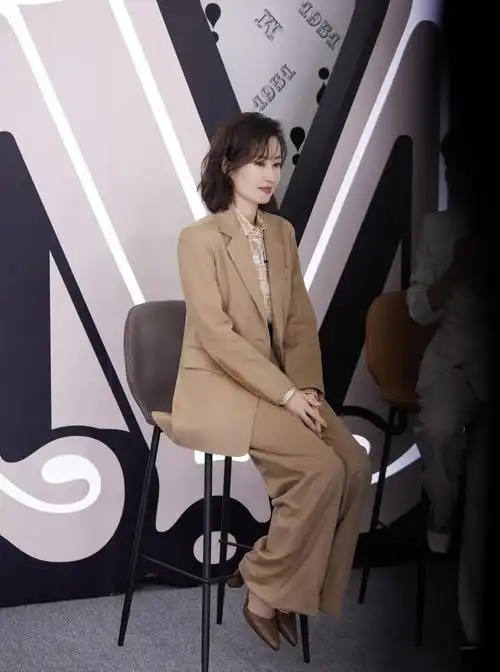 原创刘敏涛保养的太好了穿大地色西装套装出席活动不像45岁的人