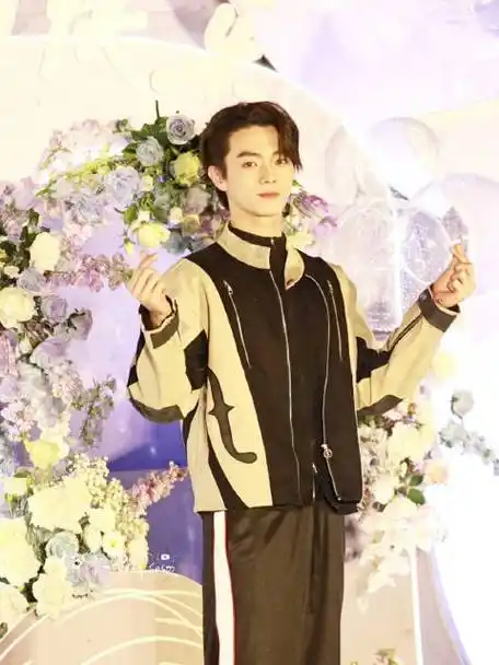 许凯 别刷那个汉堡了##许凯晒自拍