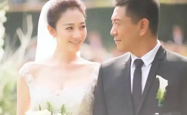 李小冉曾被男友拿艾滋针头抵喉遭富豪软禁流产的她翻身了