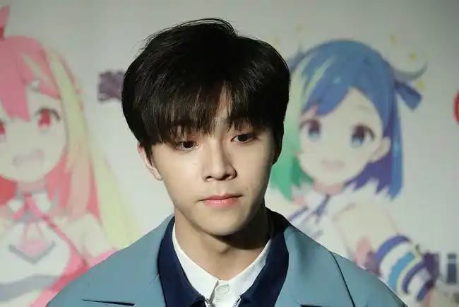 黄金20岁的男明星易烊千玺获奖王源出国求学唯独他挨骂