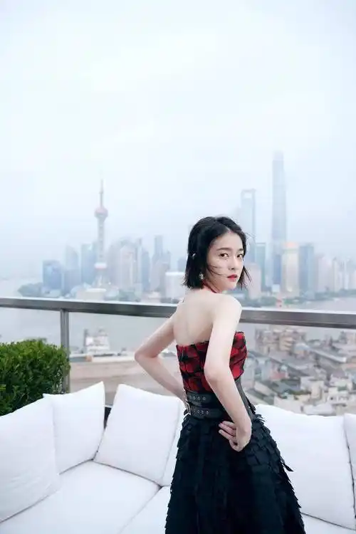 张雪迎女人味十足穿格纹抹胸配方片裙坐沙发上开叉到大腿