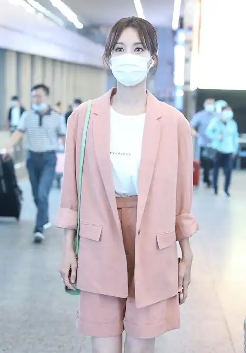 李一桐79粉色套装甜美优雅机场照