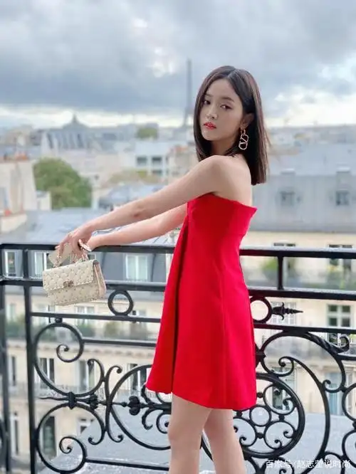 吴宣仪穿抹胸裙魅力十足,换上大红色抹胸裙和高跟鞋,明艳又高级