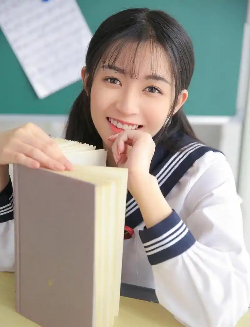 甜美可人的校服妹子