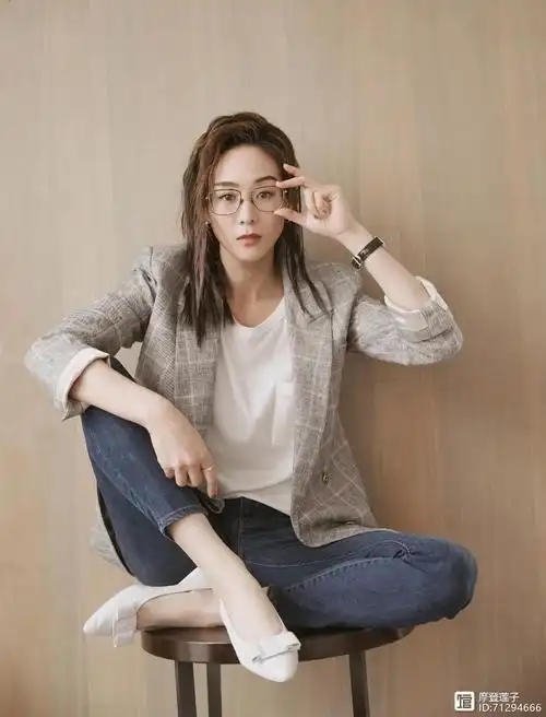 张钧甯也太瘦了吧!身穿蓝色连衣裙配白色平底鞋,轻松穿出高级感