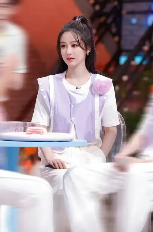 杨紫紫色编发##杨紫肩上的紫色爱心