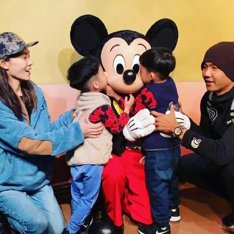 范玮琪一家四口游玩幸福满满