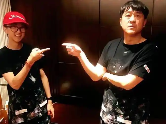 何冰:因相貌读中戏,一顿饭娶初中同桌,妻子用5千元换一生幸福_李海洋