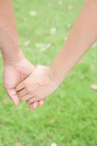 一对相爱的夫妇牵手,男女之间的友谊和爱情观念手牵手的男女剪影一对