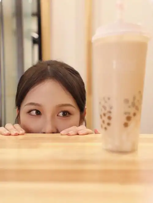 左滑解锁喝奶茶拍照姿势75