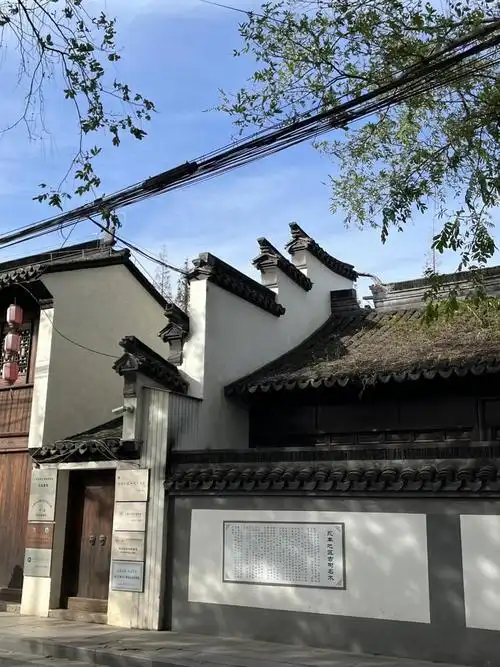 马头墙的作用和寓意(徽派建筑白墙青瓦马头墙造型图片)