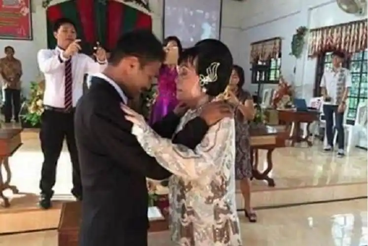 印尼82岁老太拨错电话,与28岁小伙谱出恋曲,后小伙被状告遗弃罪