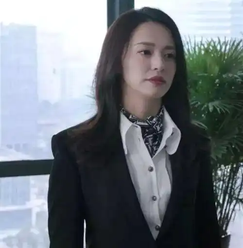 为苏明玉穿搭加分的theory也许能给你提供衣橱灵感