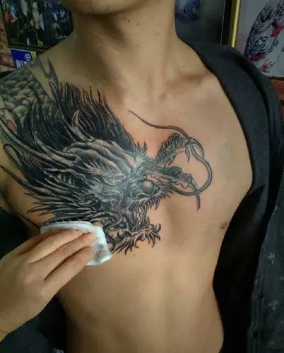 气势十足的过肩邪龙刺青 - 纹身秀