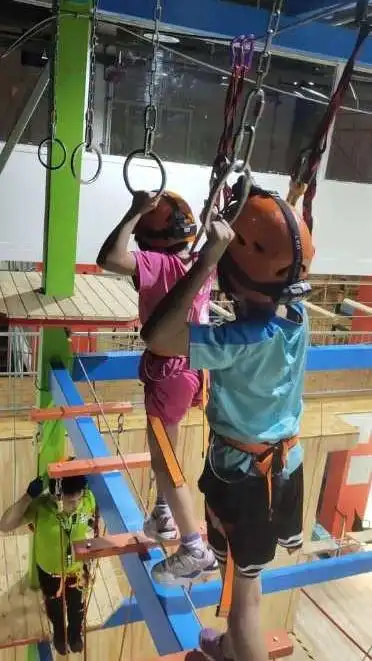 女生喜欢双指探洞吗室内探洞综合攀登飞拉达