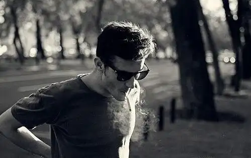 我们都知道抽烟是后天形成的一个习惯,它不是我们生命中必须要有的