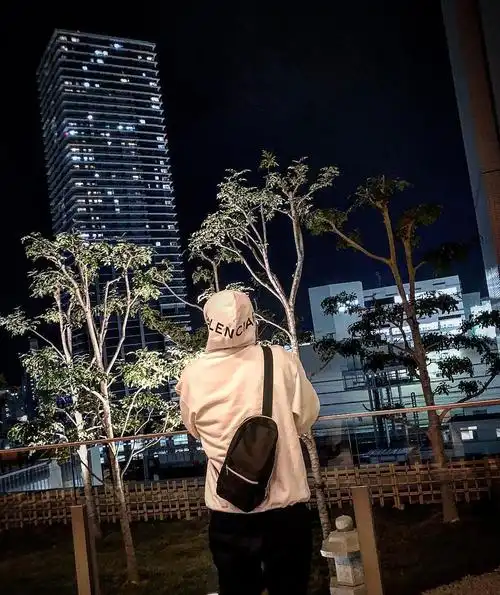 [分享]181023 背影帅哥的诱惑力max!忍不住想扑.