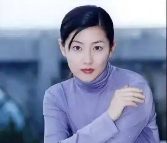 李英爱的骨相和皮相就不多夸了,只能说:那时候选出来的美女都必须