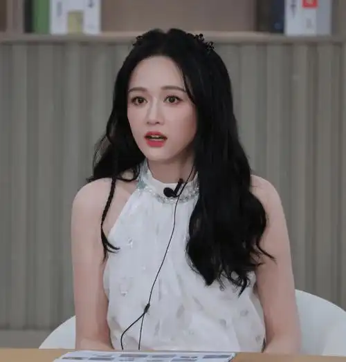 43岁明道官宣二胎,晒一家三口牵手照,不见3岁儿子身影_陈乔恩_王婷萱