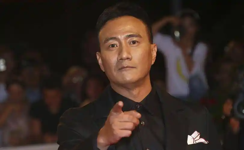 31岁娶初恋,35岁走红,曾与刘烨传出蓝颜情,胡军的故事太精彩_刘涛