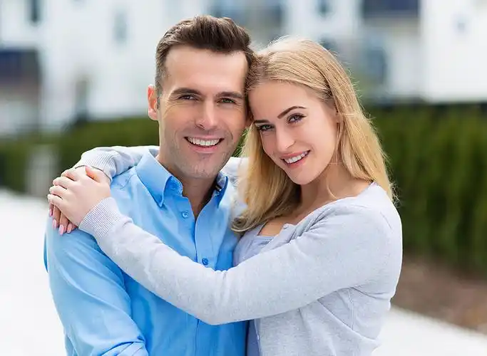 情侣_微笑_室外_搂抱_年轻_高清图片_全景视觉