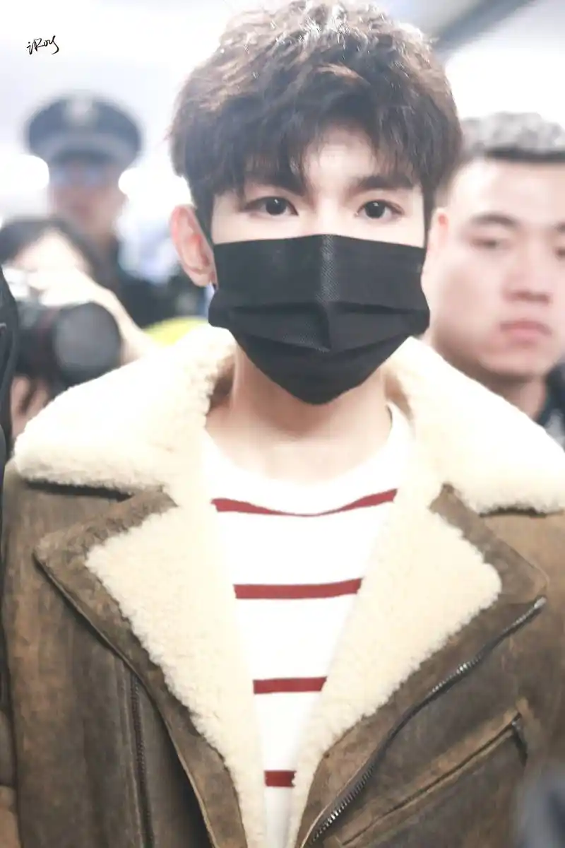 王源戴口罩穿羊羔绒大衣现身机场,头发剪短了好帅气