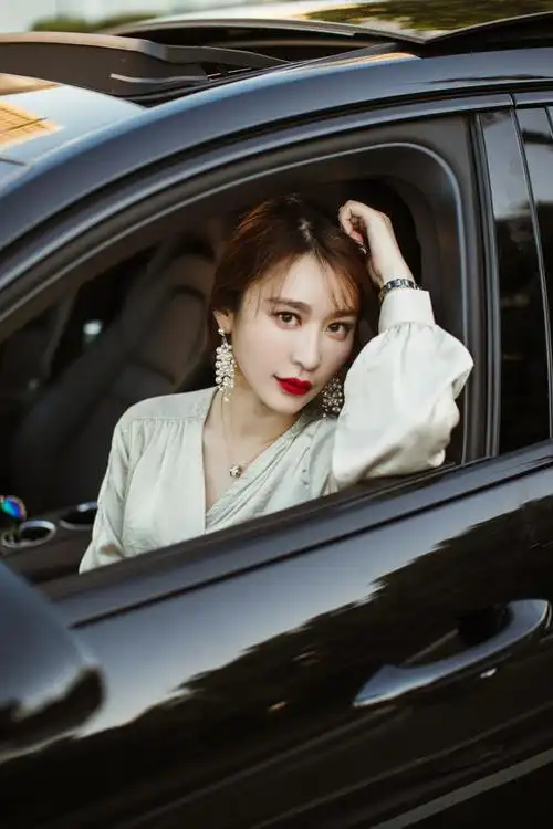 吴楠在试驾_汽车_poco摄影