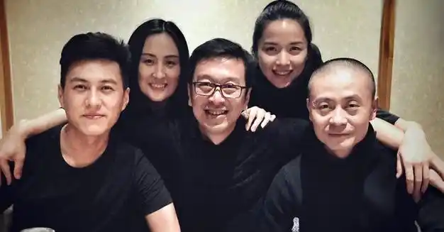 李佳:二婚嫁大1岁靳东,40岁高龄产子,如今一家四口其乐融融