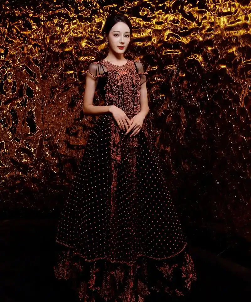 迪丽热巴升级为dior迪奥全球彩妆及香氛代言人