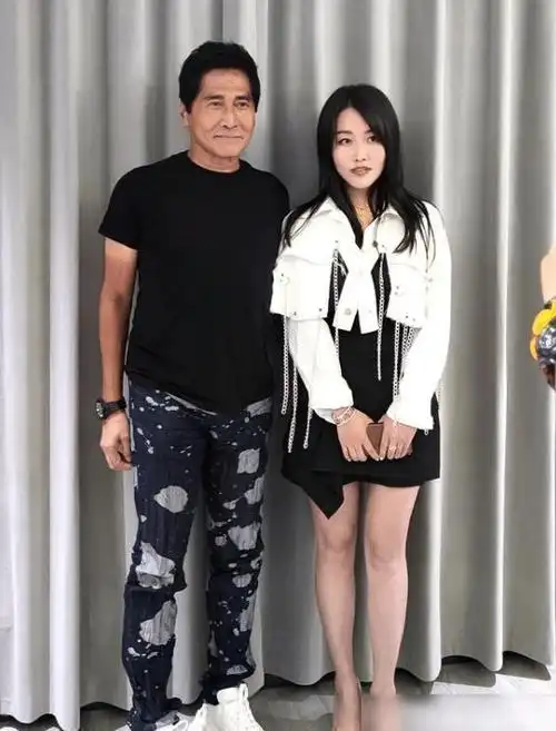 61岁齐秦现身商演手臂晒成两个色太辛苦皮肤松弛显老态