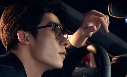 原创百变男神许光汉"眼镜杀"秀迷人气质,38岁铁拐李西装革履好帅