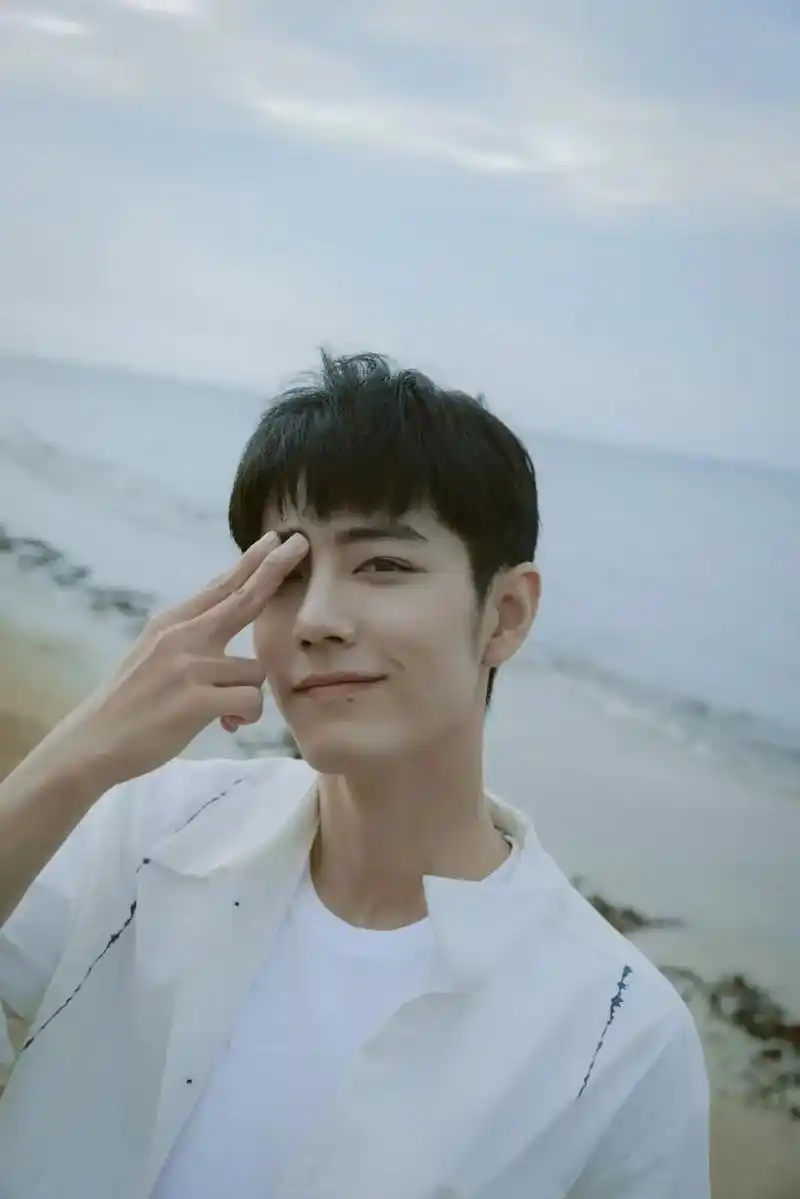 肖战穿白衬衫 - 抖音