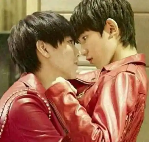 粉丝神p图!与王俊凯亲密合影,给王源穿婚纱,两个千玺开心互动