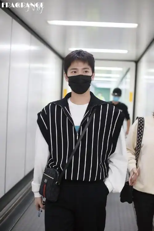 杨洋1115机场饭拍杨洋今日机场look:条纹衬衫 黑色直筒裤,最好的诠释