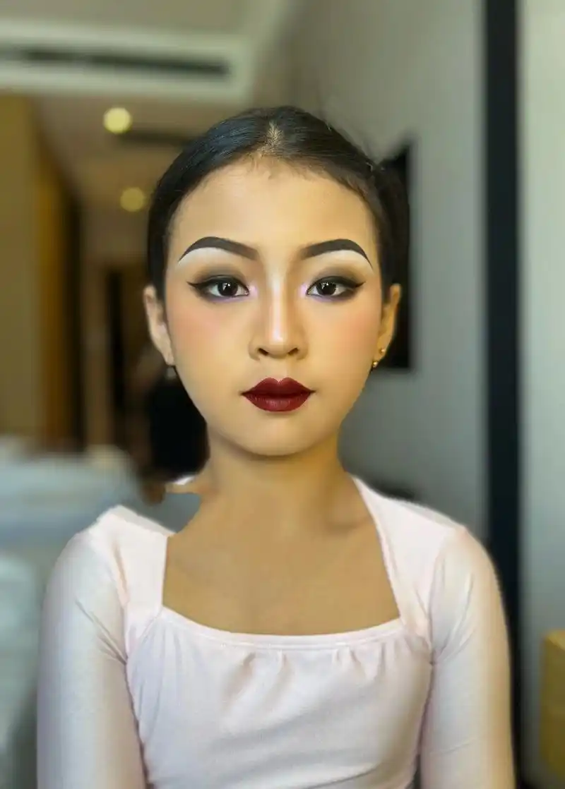 12岁以下的拉丁舞妆容 还没有梳头发就已经很好看了 	 12岁以下的妆容