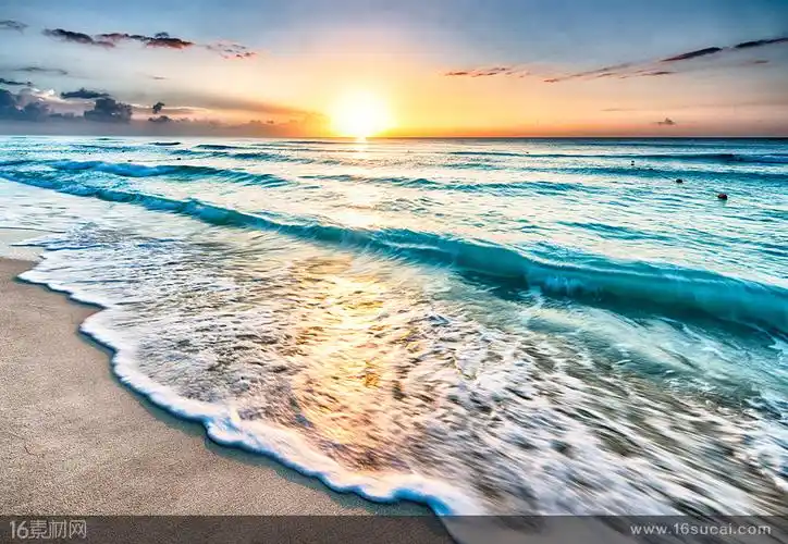 不断拍打沙滩的海浪背景高清图片