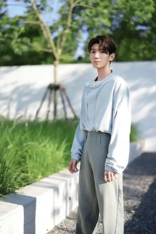 盘点王源2021发型,花样多变,现在又梦回小时候_头发_粉色_气质