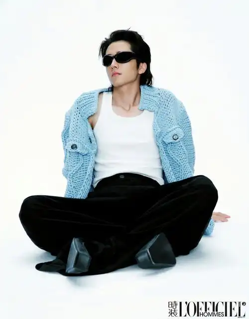 闻#@张新成身着#canali2024春夏系列#蓝色手工针织衫套装拍摄杂志大片