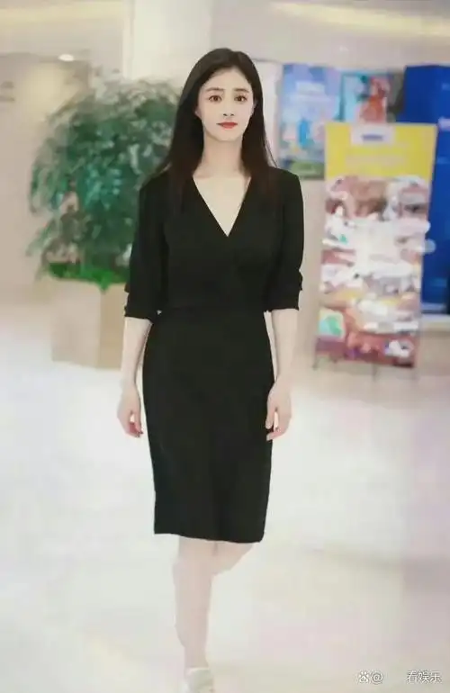 40岁蒋欣近照,身材暴瘦燃脂,五官肤色紧致显年轻,引发热议!