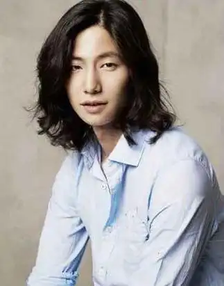 男生三七分中长发发型图片男人味十足的三七分中长发真的很拉风