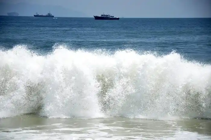 俏皮的沙滩海浪迎面涌来