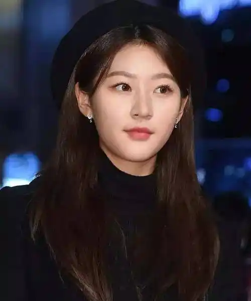 金所炫近照瘦了好多,头小脸小比例真好,但金赛纶的腿也太瞩目了_感觉